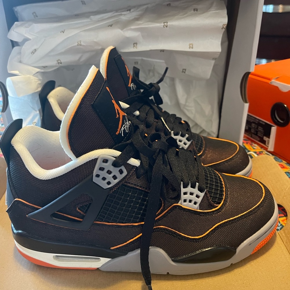 Woman’s Air Jordan 4 retro SE size 7.5/6youth